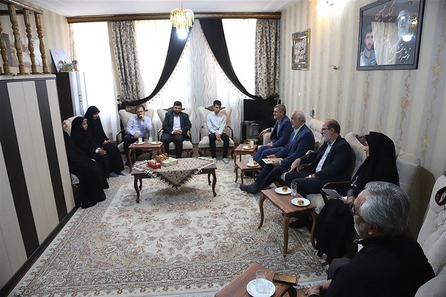 استاندار فارس با خانواده شهیدان علمداری و غلامی دیدار کرد