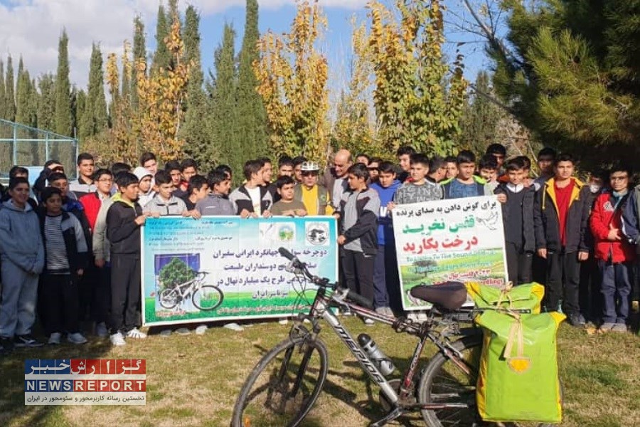 غرس نهال توسط جهانگرد دوچرخه سوار حامی طبیعت در شیراز