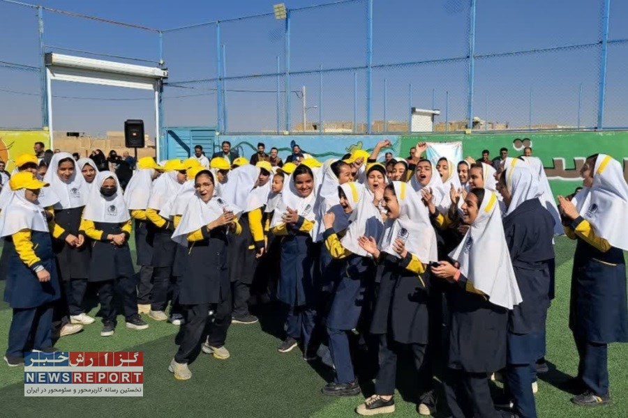 مدیر مدرسه مشکات اندیشه گل کاشت