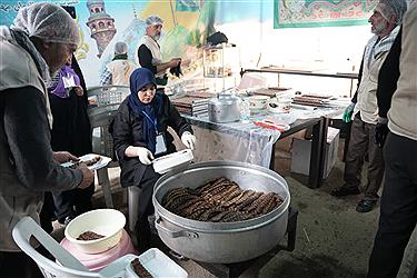 تصویر موج گسترده خدمت‌رسانی آبشار عاطفه ها به زائران در نیمه شعبان